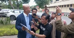 Kuasa hukum PT GAN saat memberikan keterangan kepada awak media di Polda Sultra. (Sumber: Istimewa)