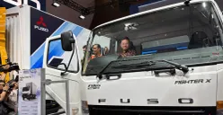 PT Krama Yudha Tiga Berlian Motors turut berpartisipasi dalam ajang GIICOMVEC 2026 dengan menegaskan fokus perusahaan terhadap sektor kendaraan niaga. (Sumber: Poskota / Erwan Hartawan)