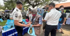 Warga diberi bantuan sosial dalam acara Hari Bakti Permasyarakatan ke-62 di Kecamatan Cibinong, Kabupaten Bogor, Rabu, 8 April 2026. (Sumber: Poskota/Giffar Rivana)