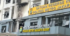 Kebakaran melahap salah satu ruangan yang berada di lantai dua gedung Polres Metro Jakarta Barat, Rabu, 8 April 2026. (Sumber: Poskota/Pandi Ramedhan)