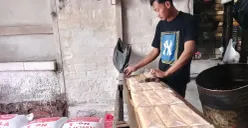 Pegolahan kedelai menjadi tempe di Jalan Amir Machmud, Kota Cimahi. (Sumber: Poskota/Gatot Poedji Utomo)