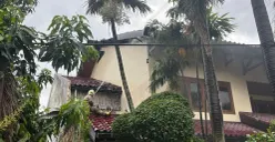 Kebakaran melahap rumah mewah di Jalan Kemanggisan Utama, Kemanggisan, Palmerah, Jakarta Barat, Rabu, 8 April 2026 sore. (Sumber: Poskota/Pandi Ramedhan)