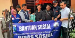 Dinas Sosial DKI Jakarta saat memberikan bantuan kepada penyintas bencana. (Sumber: Poskota/M Tegar Jihad)