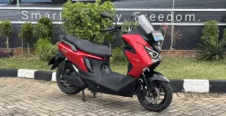 Polytron Fox 350 hadir dengan desain mirip skuter premium, fitur lengkap, jarak tempuh hingga 130 km, dan harga terjangkau mulai Rp15 jutaan dengan skema sewa baterai. (Sumber: Poskota/Aldi Harlanda Irawan)