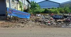 Lokasi TPA Liar di Serua, Depok ditutup karena berbau menyengat, Jumat, 10 April 2026. (Sumber: Poskota/Angga Pahlevi)