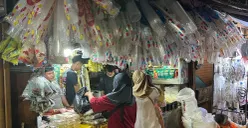 Pedagang plastik di kawasan Palmerah, Jakarta Barat. (Sumber: Poskota/Pandi Ramedhan)