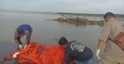 Petugas saat melakukan evakuasi korban. (Sumber: Istimewa)