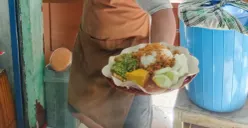 Warung Ayam Penyet Sambel Ijo Kak Mus di depan stasiun Kebayoran Lama, Jakarta Selatan. (Sumber: Poskota/Pandi Ramedhan)