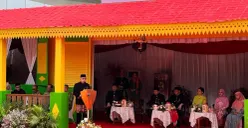 Ketua Dewan Adat Badan Musyawarah (Bamus) Betawi Fauzi Bowo alias Foke saat menyampaikan sambutan di acara Lebaran Betawi 2026 di Lapangan Banteng, Jakarta Pusat, Sabtu, 11 April 2026. (Sumber: Poskota/M. Tegar Jihad)