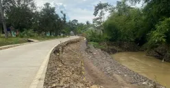 Bangunan bronjong pada jalan Cimoyan di Kecamatan Patia, Pandeglang yang baru selesai dibangun sudah ambles. (Sumber: Istimewa)