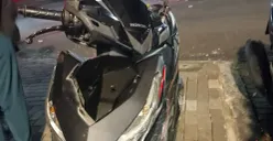 Pengendara sepeda motor berinisial RP tewas usai laka tunggal di Jalan Boulevard Raya, tepatnya di Fly Over Greendlake, Tangerang, Banten, pada Jumat, 10 April 2026. (Sumber: Poskota/Ali Mansur)