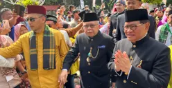 Gubernur DKI Jakarta Pramono Anung (kanan) dan Ketua Dewan Adat Bamus Betawi Fauzi Bowo (tengah) saat menghadiri Lebaran Betawi di Lapangan Banteng, Jakarta Pusat, 11 April 2026. (Sumber: Poskota/M. Tegar Jihad)