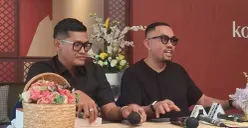 Wakil Ketua Komisi III DPR, Ahmad Sahroni (kanan) memberikan keterangan pers kepada awak media di kawasan Jakarta Selatan, Sabtu, 11 April 2026. (Sumber: Poskota/Ali Mansur)