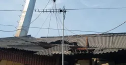 Tiang tower provider roboh menimpa rumah kontrakan di kawasan Kembangan Utara, Kembangan, Jakarta Barat, Sabtu, 11 April 2026. (Sumber: Dok. Istimewa)