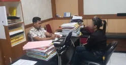 Seorang perempuan dalam video viral menginjak Al-Quran menjalani pemeriksaan di Polres Lebak. (Sumber: Istimewa)