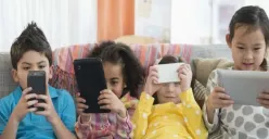 Ilustrasi anak menggunakan tablet untuk belajar daring dengan pengawasan orang tua di rumah. (Sumber: Pinterest)