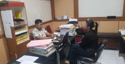 Salah seorang tersangka kasus sumpah injak Al-Quran di Lebak saat menjalani pemeriksaan. (Sumber: Istimewa)