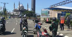 Petugas Dishub Kabupaten Bogor melakukan penertiban parkir liar di kawasan Stadion Pakansari, Cibinong, Minggu, 12 April 2026. (Sumber: Dok. Dishub)