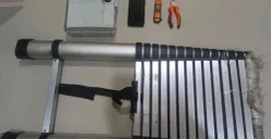 Pelaku pencuri alat internet di Sukmajaya, berhasil ditangkap Polsek Sukmajaya, bersama barang bukti. (Sumber: Dok. Polsek Sukmajaya)