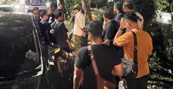 Petugas saat mengamankan pelaku. (Sumber: Istimewa)
