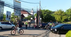 Polisi mengatur lalu lintas di Jalan Raya Cinere (Persimpangan South City), Cinere, Kota Depok, Senin, 13 April 2026. (Sumber: Poskota/Angga Pahlevi)