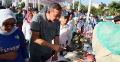 Wali Kota Bekasi, Tri Adhianto meninjau lomba MBG sehat di di Plaza Patriot Chandrabhaga, Minggu, 12 April 2026. (Sumber: Dok. Istimewa)