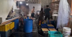 Pekerja sedang memproduksi tahu dan tempe di kawasan Cengkareng, Jakarta Barat, Senin, 13 April 2026. (Sumber: Poskota/Pandi Ramedhan)