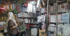 Kondisi salah satu toko plastik di Pasar Curug, Kecamatan Curug, Kabupaten Tangerang. (Sumber: Poskota/Veronica Prasetio)