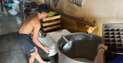 Produksi tahu dan tempe di kawasan Cengkareng, Jakarta Barat, Senin, 13 April 2026. (Sumber: Poskota/Pandi Ramedhan)