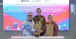 Nota kesepahaman (MoU) Telkom-PGN diteken Dirut Telkom, Dian Siswarini (kanan) dengan Dirut PGH, Arief Kurnia Rusdianto (kiri), disaksikan Bhimo Aryanto (tengah) di Jakarta, Jumat, 10 April 2026. (Sumber: Dok. Telkom)