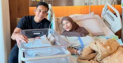 Rizky Ridho dan Sendy Aulia tengah diselimuti kebagiaan dengan hadirnya putra pertama mereka bernama Ebrahim Khalif Nadirizky. (Sumber: Instagram/@rizkyridhoramadhani)