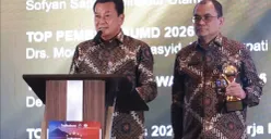 Bupati Tangerang, Moch. Maesyal Rasyid saat menerima penghargaan top BUMD Award 2026. (Sumber: Setda Kab. Tangerang)