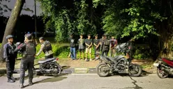 Brimob Polda Metro Jaya menangkap tiga pemuda pelaku balap liar di kawasan Jalan Jenderal Polisi Soekanto (Malaka), Duren Sawit, Jakarta Timur, Selasa, 14 April 2026 dini hari. (Sumber: Dok. Polda Metro Jaya)