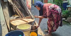 Warga RW 02 Kelurahan Rawa Buaya, Cengkareng, Jakarta Barat, mengeluhkan kondisi air PAM yang keruh dan menimbulkan bau. (Sumber: Istimewa)