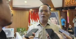Kepala Kemenag Kabupaten Bogor, Raden Enjat Mujiat saat melakukan keterangan pers di Cibinong, Selasa 14 April 2026. (Sumber: Poskota/Giffar Rivana)