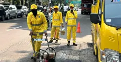 Pasukan Kuning Dinas Bina Marga saat memperbaiki jalan di Kebon Sirih, Jakarta Pusat, Selasa, 14 April 2026. (Sumber: Poskota/M Tegar Jihad)