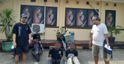 Dua warga Kabupaten Pandeglang dan Tangerang saat diserahkan kepada petugas Satreskrim Polres Pandeglang usai ditangkap saat menjual motor hasil curian. (Sumber: Dok. Polsek Cikande)