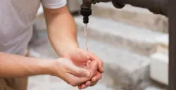 Ilustrasi, air kram PAM keruh dan berbau di Rawa Buaya, Cengkareng. (Sumber: freepik)