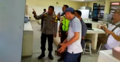 Petugas kepolisian memeriksa lab tempat mikroskop hilang di IPB, Kabupaten Bogor, Selasa, 14 April 2026. (Sumber: Dok. Polsek Dramaga)