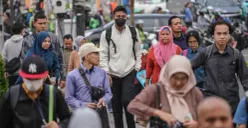 Ilustrasi pekerja berjalan saat jam pulang kerja di Jalan MH Thamrin, Jakarta Pusat. (Sumber: Poskota/Bilal Nugraha Ginanjar)