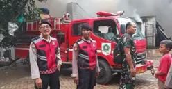 Petugas Polsek Tajurhalang melakukan pengamanan lokasi kebakaran di Desa Sasak Panjang bersama anggota Binmas dan Babinsa wilayah. (Sumber: Polsek Tajurhalang)