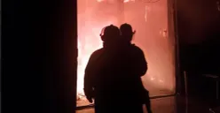 Petugas Damkar Kota Depok memadamkan api membakar gudang dan pabrik aki di Cimanggis Depok, Rabu, 15 April 2026. (Sumber: Damkar Depok)