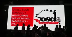 Tangkapan layar video penampilan Orkes Semi Dangdut (OSD) Himpunan Mahasiswa Tambang (HMT) Institut Teknologi Bandung (ITB), pada Rabu, 15 April 2026. (Sumber: X/@iPoopBased)