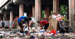 Ilustrasi tumpukan sampah yang menggunung di kolong Tol Wiyoto Wiyono, Tanjung Priok, Jakarta Utara. (Sumber: Poskota/Ahmad Dhiya Fauzan)