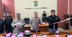 Unit Reskrim Polsek Metro Tamansari Jakarta Barat mengungkap kasus tawuran antar kelompok remaja yang janjian melalui media sosial, Rabu, 15 April 2026 (Sumber: Poskota/Pandi Ramedhan)