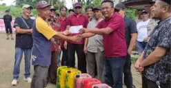 Sejumlah warga menyerahkan BBM solar kepada UPT DLH Kabupaten Pandeglang untuk menanggulangai sampah di TPA Bangkonol. (Sumber: Poskota/Samsul Fatoni)