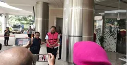 Tersangka kasus dugaan TPPU, Agung Winarno yang berkaitan dengan perkara suap terpidana Zarof Ricar saat digelandang ke mobil tahanan, Kamis, 16 April 2026. (Sumber: Poskota/Ali Mansur)