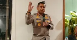 Kadivhumas Polri, Johnny Eddizon Isir saat mengungkapkan kasus phising di Indonesia yang beroperasi lintas negara pada Kamis, 16 April 2026. (Sumber: Poskota/ Ali Mansur)
