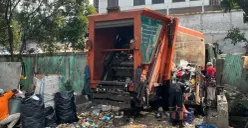 Kondisi keberadaan tempat sampah sementara di Jalan Duri Raya RT 09 RW 01 Kelurahan Duri Kepa Kecamatan Kebon Jeruk Jakarta Barat, Rabu, 15 April 2026. (Sumber: Poskota/Pandi Ramedhan)