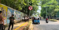 Sejumlah warga saat berjalan di bawah pohon rindang guna menghindari paparan cuaca panas, Kamis, 16 April 2026. (Sumber: Poskota/M Tegar Jihad)